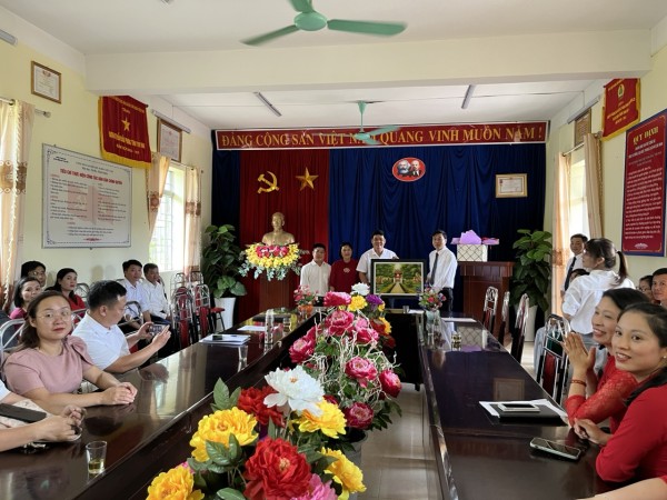 Đồng chí Chủ tịch UBND tỉnh Lê Văn Lương làm việc với Ban Giám hiệu và các thầy cô giáo Trường THPT Than Uyên