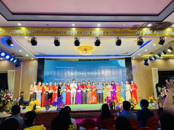 Gặp mặt kỷ niệm 93 năm ngày thành lập hội LHPNVN và ngày Phụ nữ Việt Nam 20/10. Công nhận hội viên danh dự hội LHPN Việt nam