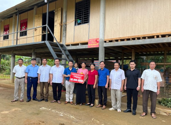 UBMTQ huyện trao nhà đại đoàn kết cho hộ nghèo khó khăn về nhà ở tại xã Mường Than