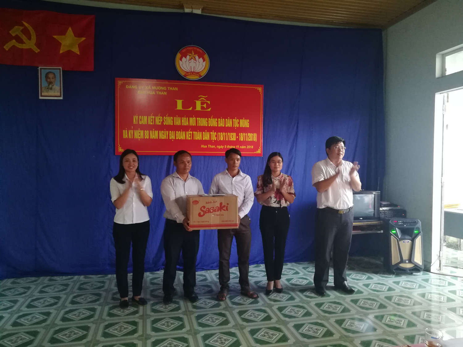 Đ/c Lò Văn Hương-Phó bí thư huyện ủy và các cơ quan tặng quà cho bản Hua Than