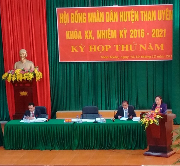 Đồng chí Lê Thị Kim Ngân - Chủ tịch HĐND huyện phát biểu khai mạc kỳ họp