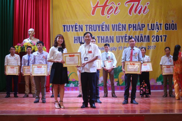 Đ/c Trần Quang Chiến - Phó Chủ tịch UBND huyện trao giải nhất cho đội thi xã Mường Cang