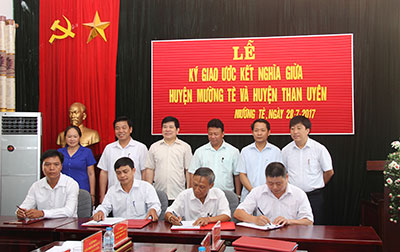 Đại diện lãnh đạo 2 huyện chứng kiến lãnh đạo xã Pa Ủ (Mường Tè) ký kết giao ước kết nghĩa với xã Mường Mít (Than Uyên).