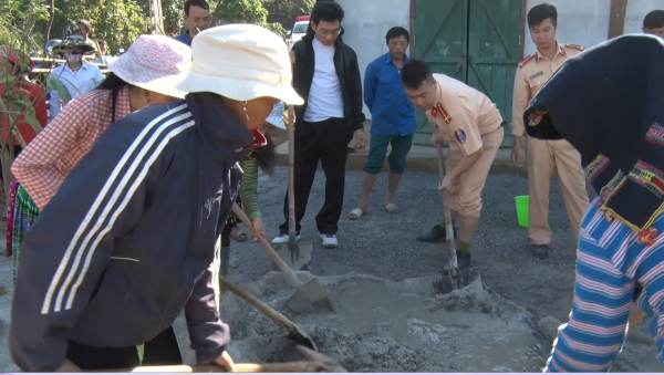 Phòng cảnh sát giao thông - Công an tỉnh Lai Châu hỗ trợ tu sửa điểm trường Tiểu học xã Phúc Than
