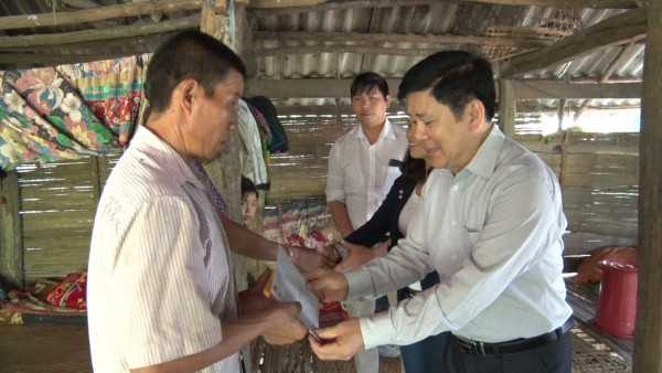 xổ số trực tuyến minh ngọc
 trao tiền hỗ trợ cho 2 hộ gia đình bị cháy và phải di dời tại xã Mường Kim