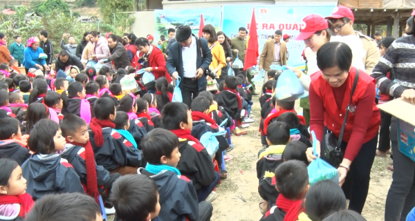 Đồng chí Hoàng Văn Hiêng - Chủ tịch UBND huyện trao quà cho các em học sinh