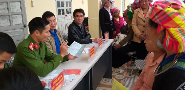 Hình ảnh hỗ trợ nhân dân xã Tà Mung các thủ tục hành chính