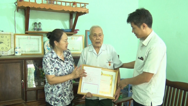 Đồng chí Lê Thị Kim Ngân-Phó bí thư thường trực huyện ủy-Chủ tịch HĐND huyện trao huy hiệu Đảng cho đảng viên