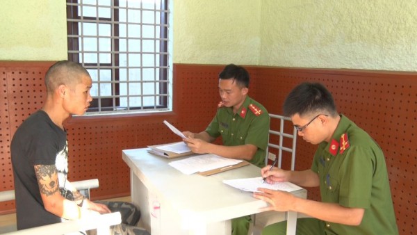Cán bộ công an huyện lấy lời khai đối tượng Hồ Văn Năm