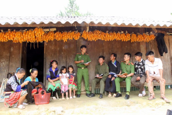Lực lượng công an xã Tà Mung tuyên truyền pháp luật tại bản Nậm Pắt