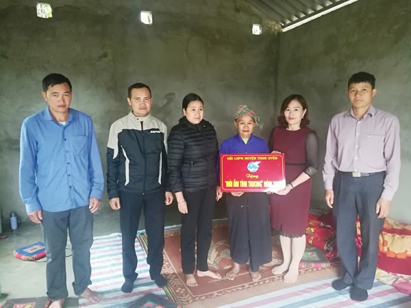 Lãnh đạo Hội phụ nữ xổ số trực tuyến minh ngọc
 cùng lãnh đạo cấp ủy, chính quyền xã Mường Kim trao mái ấm tình thương cho Bà Lanh