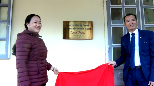 Đồng chí Lê Thị Kim Ngân - Phó bí thư thường trực huyện ủy, chủ tịch HĐND huyện và đại diện trung tâm thương mại Vĩnh Phát gắn biển lưu niệm