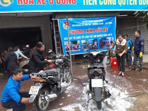 Đoàn viên thanh niên xã Hua Nà, Mường Cang, thị trấn Than Uyên tham gia thực hiện chương trình rửa xe 0 đồng