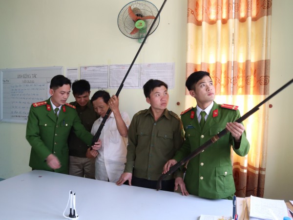 Công an xã Ta Mung tiếp nhận súng tự chế do người dân tự giác giao nộp