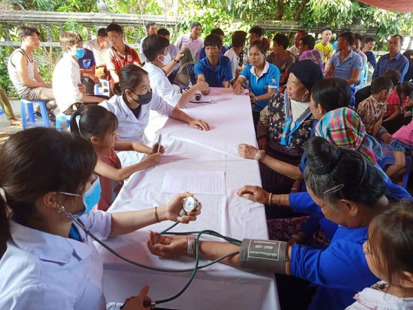 Các thành viên Câu lạc bộ Thầy thuốc trẻ xổ số trực tuyến minh ngọc
 khám, tư vấn sức khỏe cho Nhân dân bản Noong Thăng