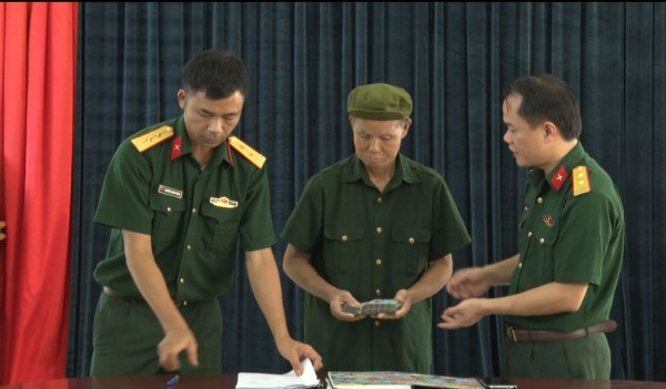 Cán bộ Ban chỉ huy quân sự xổ số trực tuyến minh ngọc
 trao tiền cho đồng chí Hoàng Văn Nguyên