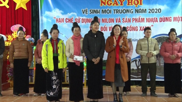 Lãnh đạo hội phụ nữ huyện trao giải cho các đôi thi