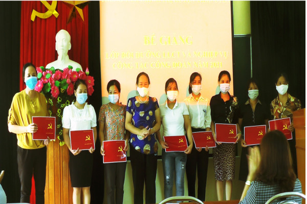 Đồng chí Lê Thị Kim Ngân - Phó Bí thư Thường trực Huyện ủy trao giấy chứng nhận cho các học viên đạt loại Giỏi