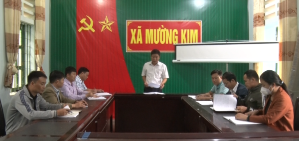 Đồng chí Nguyễn Văn Dung- Bí thư đảng ủy xã chủ trì một cuộc họp