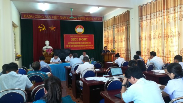 Đồng chí Lê Thị Kim Ngân-Phó bí thư thường trực Huyện uỷ phát biểu chỉ đạo tại kỳ họp