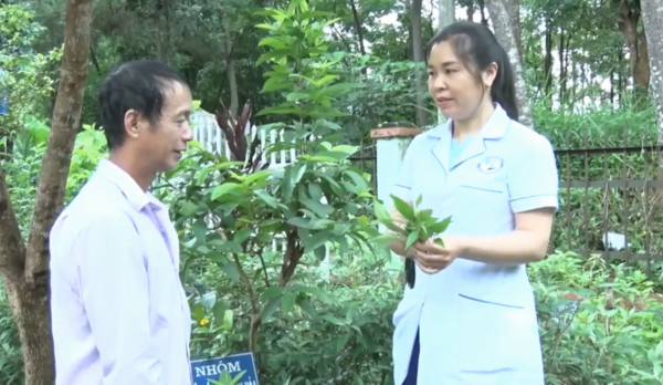 Cán bộ trạm Y tế xã Mường Kim hướng dân nhân dân sử dụng cây thuốc nam