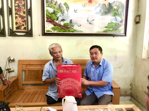 Đồng chí Giàng A Tính- Ủy viên BTV Tỉnh ủy, Phó chủ tịch UBND tỉnh trao quà cho thương binh Khuất Văn Khì xã Mường Cang