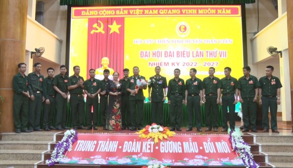 Lãnh đạo Huyện uỷ, Hội CCB tỉnh tặng hoa chúc mừng Ban chấp hành khoá 7