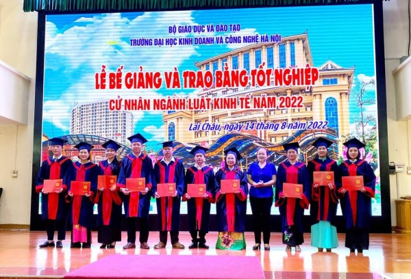 Đồng chí Lê Thị Kim Ngân, Phó Bí thư Thường trực Huyện ủy trao Bằng tốt nghiệp cho các học viên