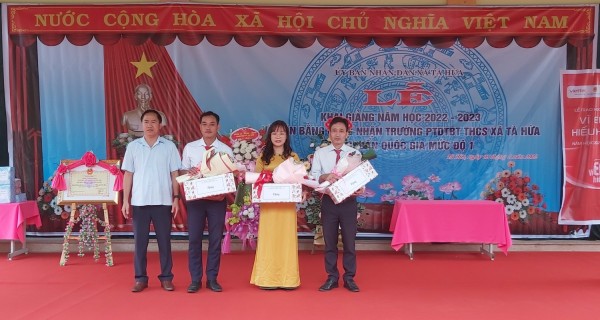 Đồng chí Trần Quang Chiến, Phó Chủ tịch UBND xổ số trực tuyến minh ngọc
 trao quà của Huyện ủy, HĐND, UBND, UBMTTQVN huyện chúc mừng 3 nhà trường