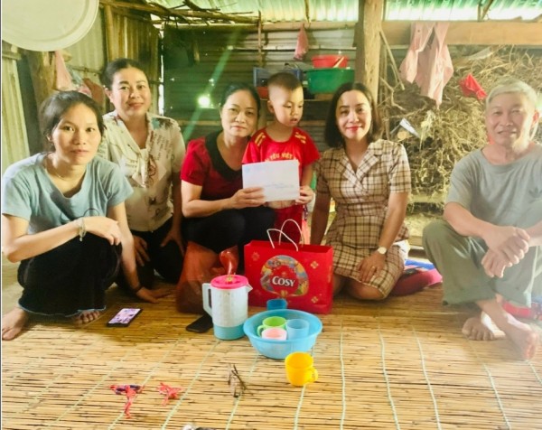 Hội LHPN xổ số trực tuyến minh ngọc
 trao quà hỗ trợ cho em Lường Tuấn Kiệt tại bản Sân Bay, xã Phúc Than