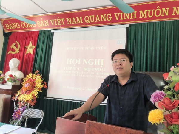 Đ/c Lò Văn Hương bí thư huyện ủy, Chủ tịch UBND huyện phát biểu tại hội nghị