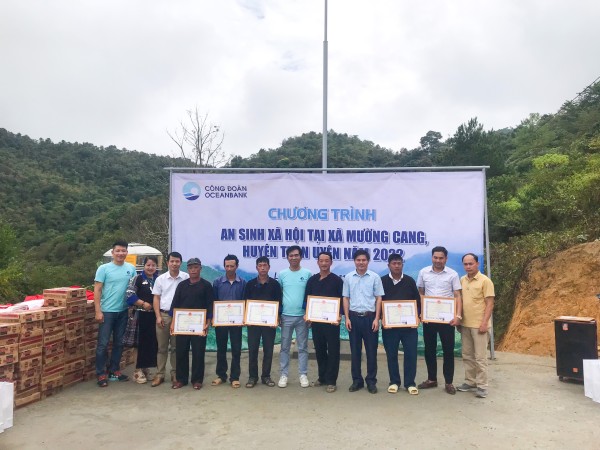 Các đồng chí lãnh đạo Ban dân vận Huyện uỷ, UBMTTQ Việt Nam huyện, Đảng uỷ xã Mường Cang trao giấy khen cho tập thể và các cá nhân