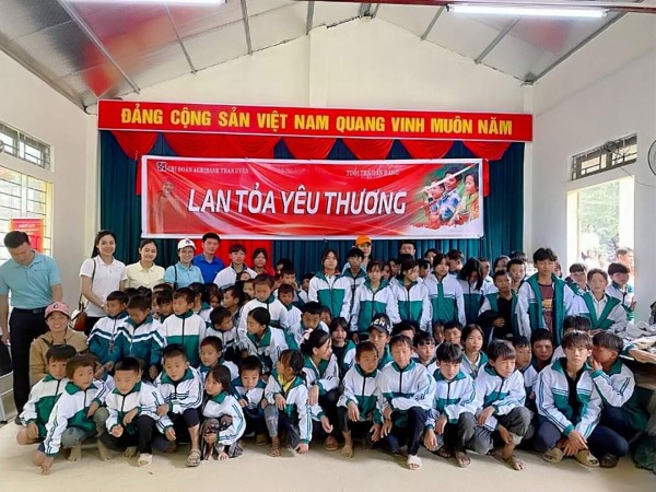Trao áo ấm cho các em học sinh bản Noong Ỏ xã tà Hừa
