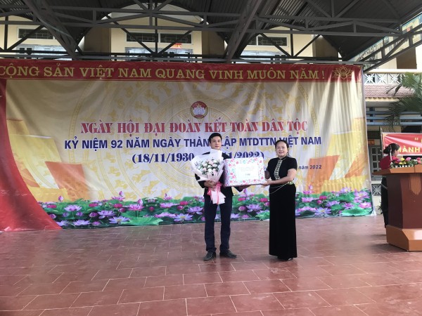 Đồng chí Lê Thị Kim Ngân-Phó bí thư thường trực Huyện uỷ tặng quà cho Nhân dân bản On