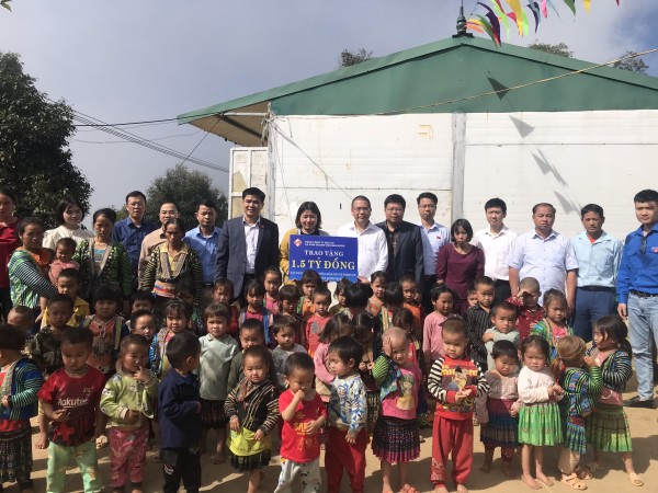 Đoàn công tác trao tiền hỗ trợ cho điểm trường Mầm Non Noong Quang
