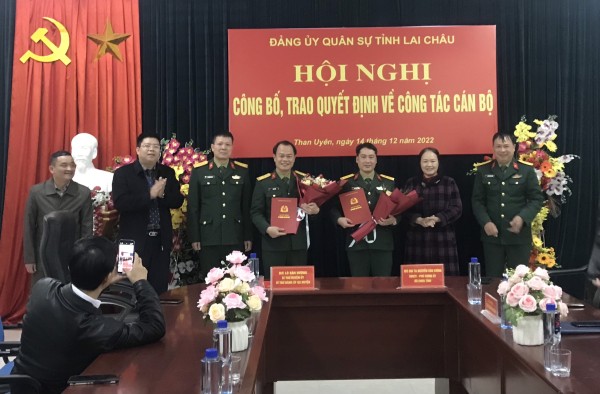 Lãnh đạo Bộ chỉ huy quân sự tỉnh Lai Châu, lãnh đạo Huyện uỷ, UBND xổ số trực tuyến minh ngọc
 trao Quyết định và tặng hoa chúc mừng 2 đồng chí