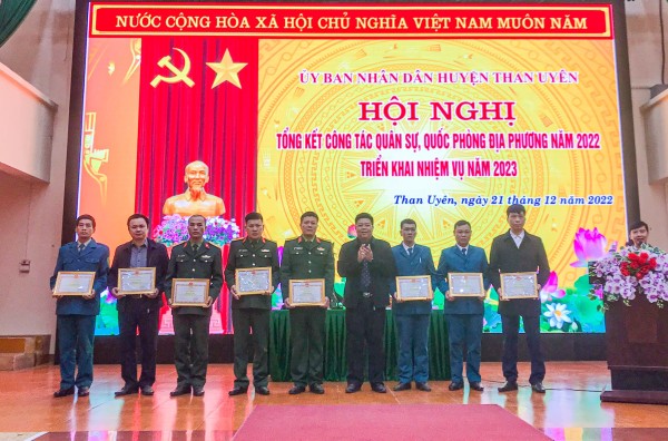 Đồng chí Lò Văn Hương-Bí thư Huyện uỷ, Chủ tịch UBND huyện trao giấy khen cho các cá nhân