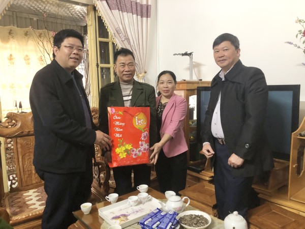 Đ/c Lò Văn Hương TUV bí thư huyện ủy, Chủ tịch UBND huyện trao quà cho gia đình thương binh ở khu 2 thị trấn Than Uyên