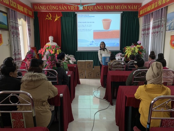 Đại diện lãnh đạo Hội LHPN xổ số trực tuyến minh ngọc
 giới thiệu công dụng của bình lọc nước Ecozen- 25 tại xã Pha Mu