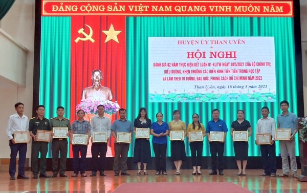 Đồng chí Lê Thị Kim Ngân - Phó Bí thư Thường trực Huyện ủy trao giấy khen cho các tập thể có thành tích tiêu biểu trong học tập và làm theo tư tưởng, đạo đức, phong cách Hồ Chí Minh năm 2023