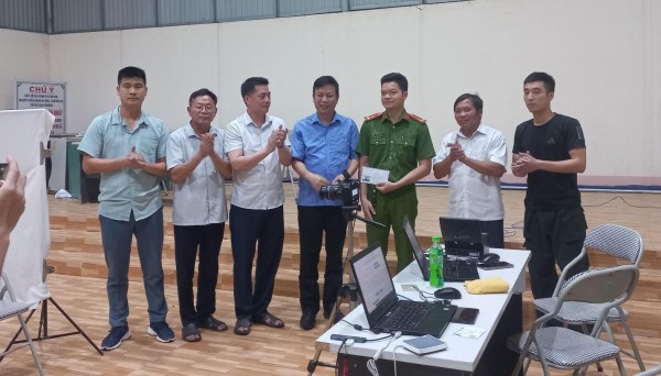 Đồng chí Nguyễn Văn Thăng   Phó Chủ tịch UBND huyện tặng quà động viên tổ CCCD lưu động Công an huyện