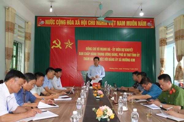 Đồng chí Vũ Mạnh Hà thăm và làm việc tại xã Mường Kim