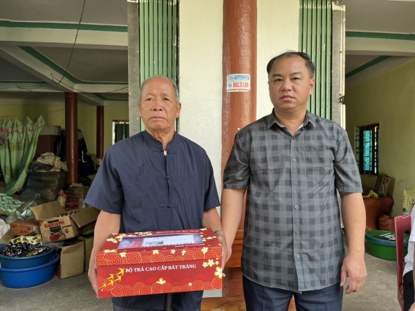 Đồng chí Lò Văn Tuyển - Phó Chủ tịch HĐND huyện thăm, tặng quà các gia đình chính sách trên địa bàn xã Tà Mung và Mường Kim