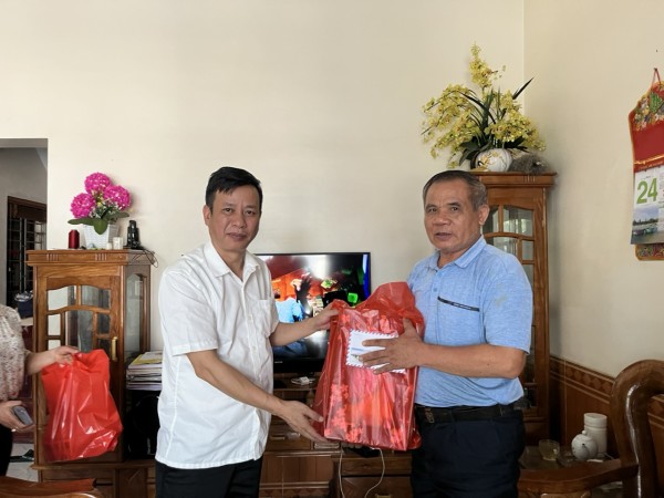 Đồng chí Nguyễn Văn Thăng - Phó Bí thư Huyện ủy, Chủ tịch UBND huyện trao quà cho các gia đình có công với cách mạng tại xã Mường Than và Thị Trấn Than Uyên
