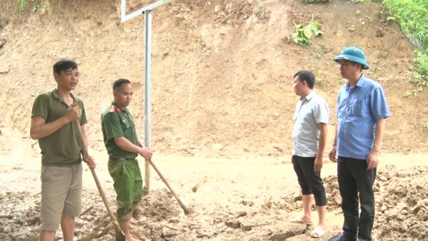 Đồng chí Nguyễn Văn Thăng - Chủ tịch UBND huyện chỉ đạo công tác khắc phục mưa lũ tại xã Mường Kim