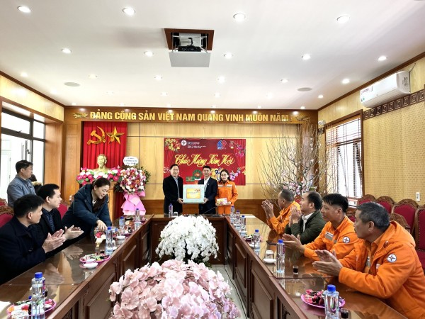 Đồng chí Trần Quang Chiến - Phó Chủ tịch UBND huyện thăm, chúc Tết chi nhánh Điện lực Than Uyên