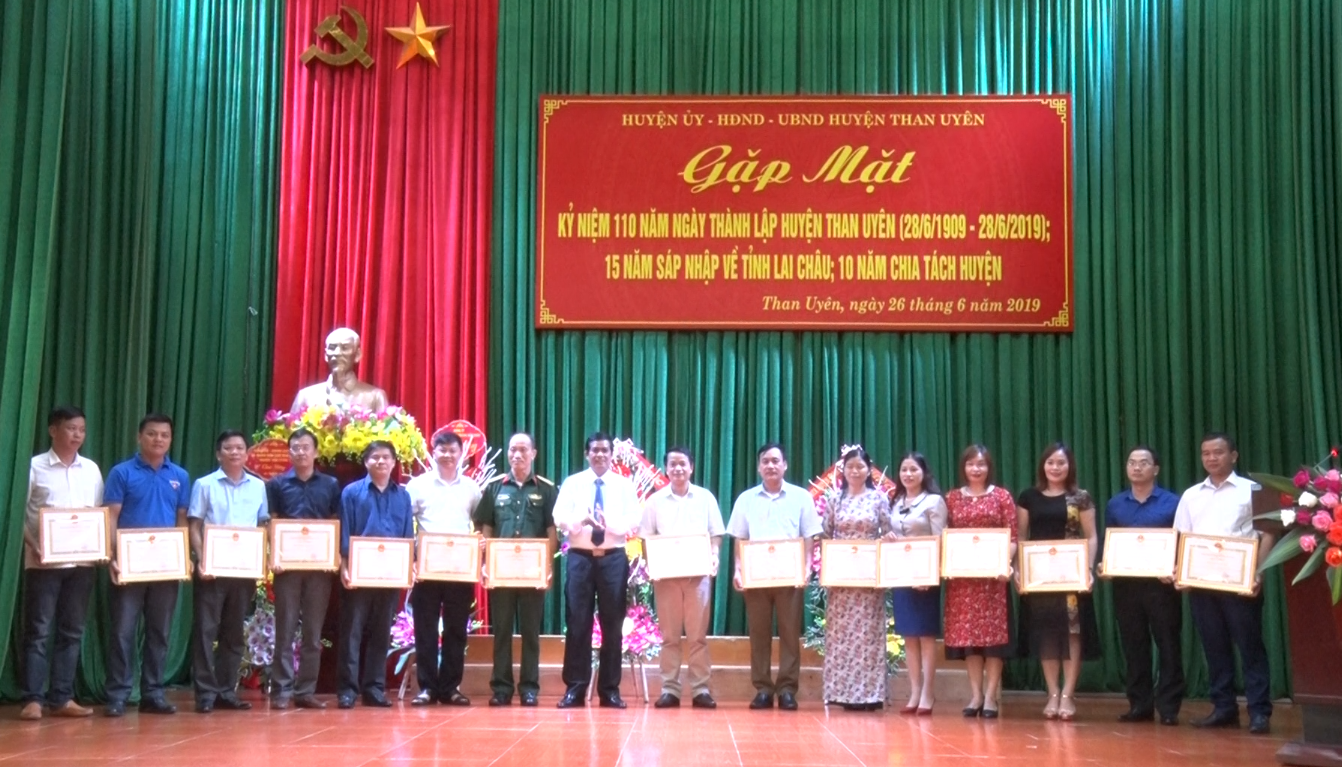 Đồng chí Hoàng Văn Hiêng - Chủ tịch UBND huyện trao tặng giấy khen cho các tập thể, cá nhân tiêu biểu