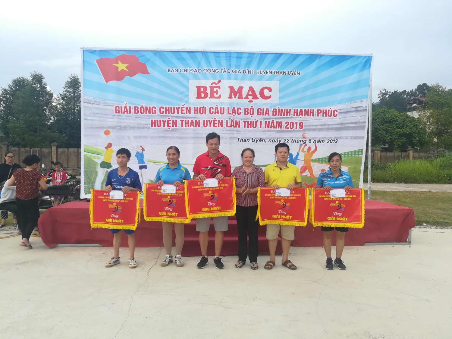 Đồng chí Lê Thị Kim Ngân-Phó bí thư thường trực huyện ủy-Chủ tịch HĐND huyện trao giải nhất cho các đội