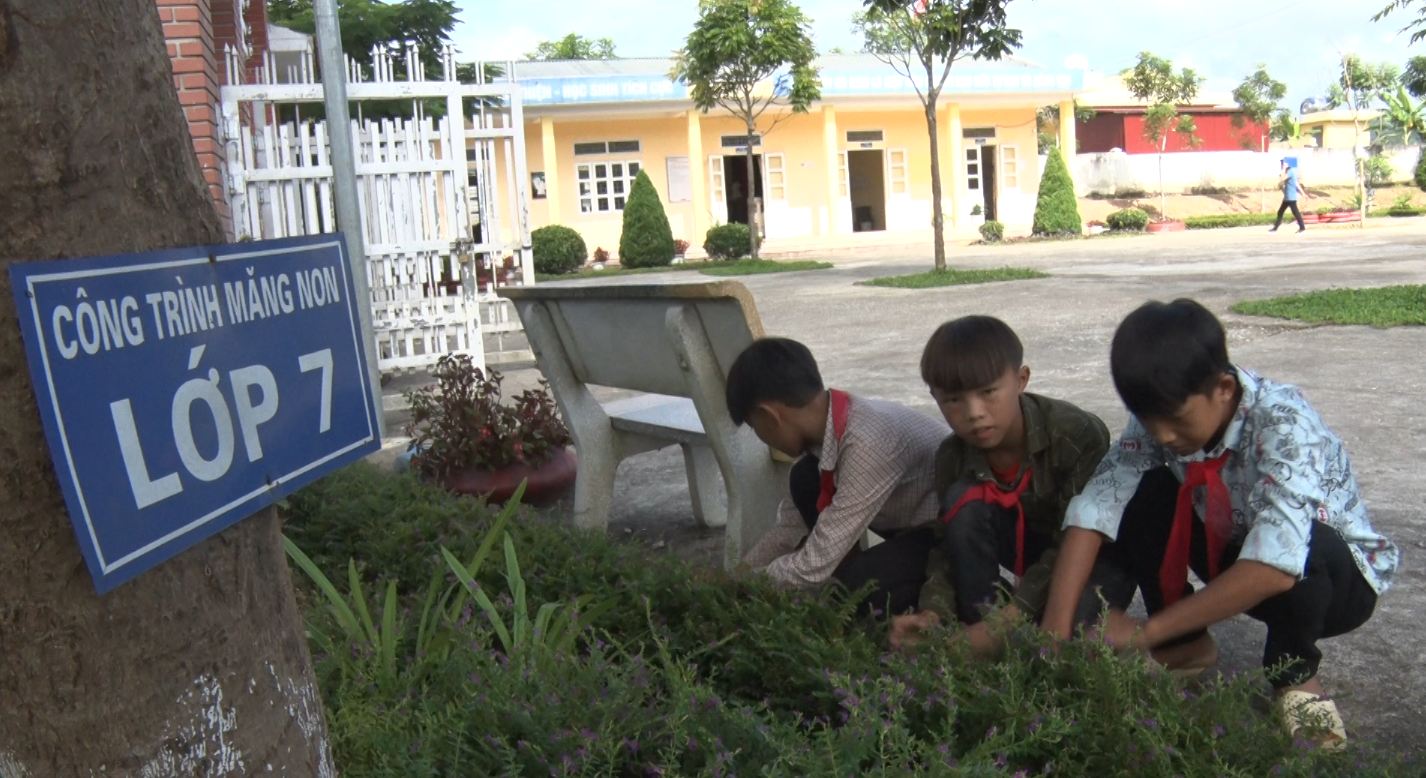 Học sinh trường Tiểu học và THCS xã Pha Mu tham gia vệ sinh trường lớp