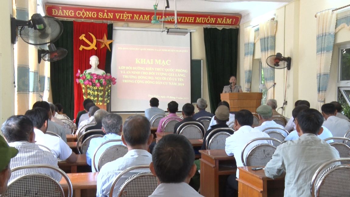 Đồng chí Lê Thị Kim Ngân-Phó bí thư thường trực huyện ủy-Chủ tịch HĐND huyện phát biểu chỉ đạo tại buổi lễ